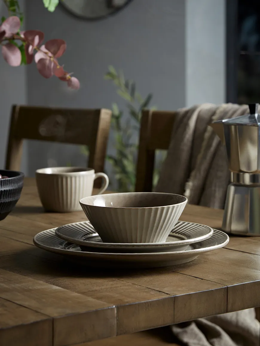Akia Dinnerware