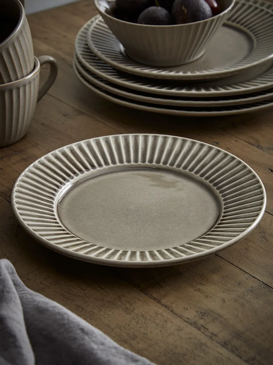 Akia Dinnerware