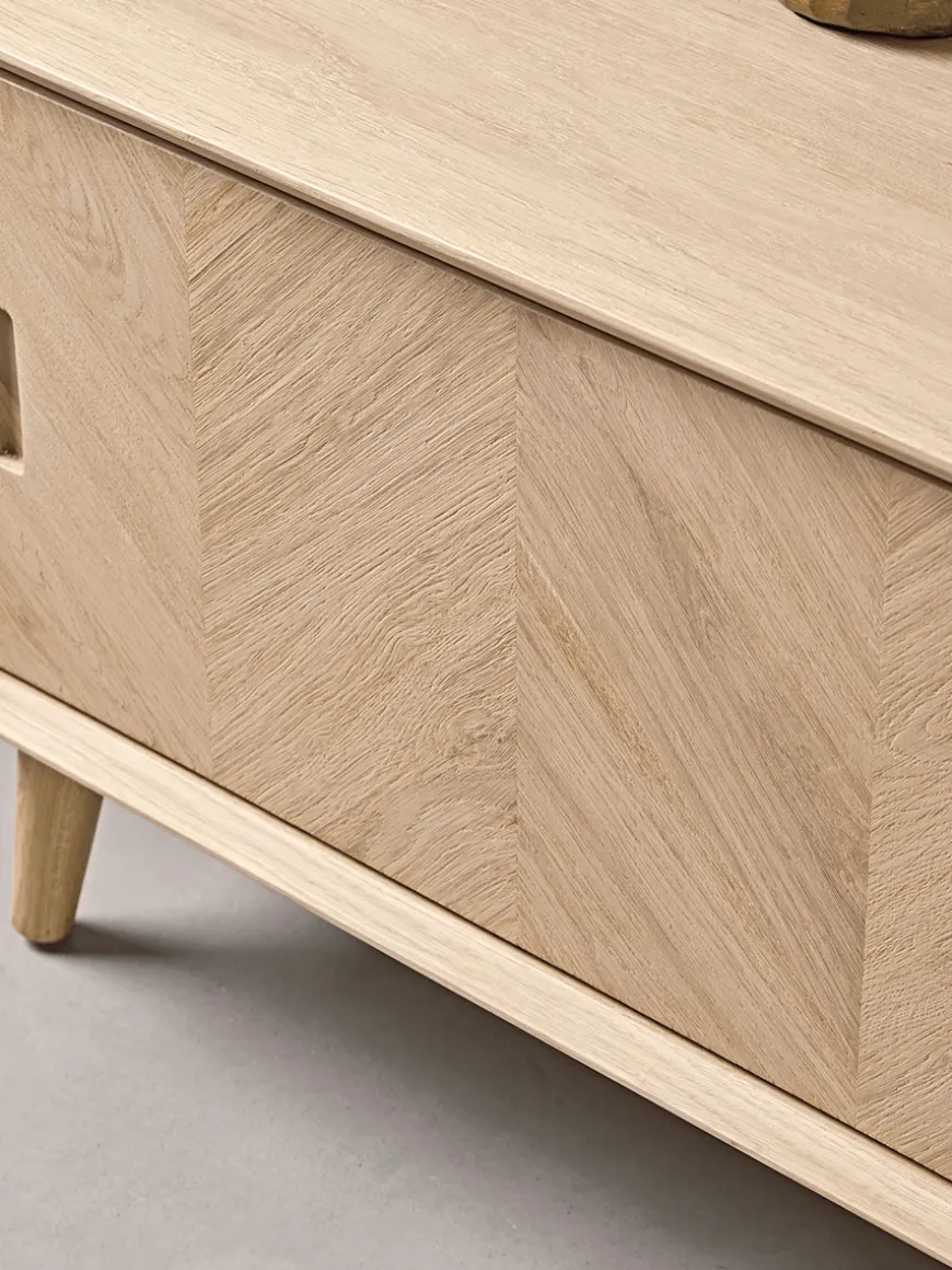 Chevron Oak Media Unit