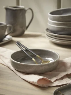 Meja Dinnerware