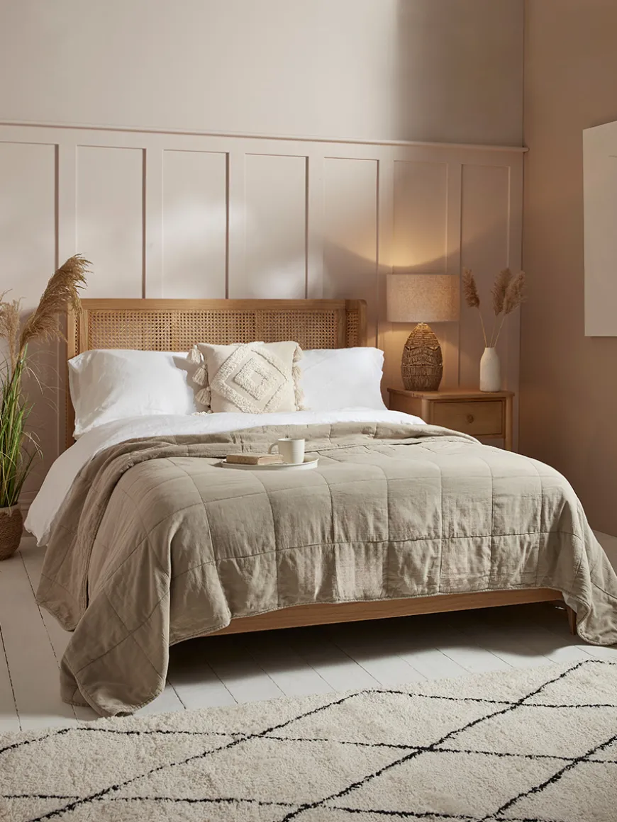 Mia Bed