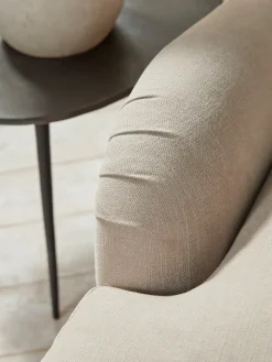 Reine Loveseat